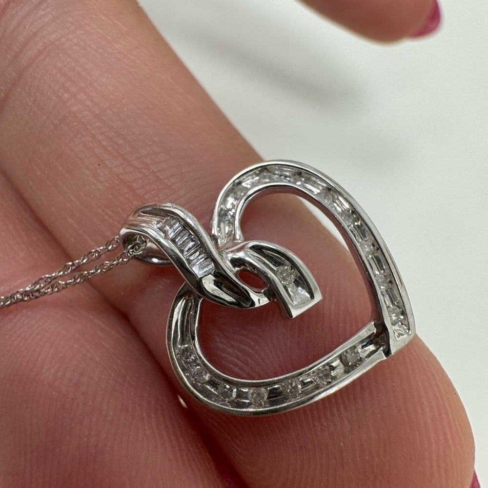 10K white gold and diamonds pendant necklace 16.5" Chain 1.7g